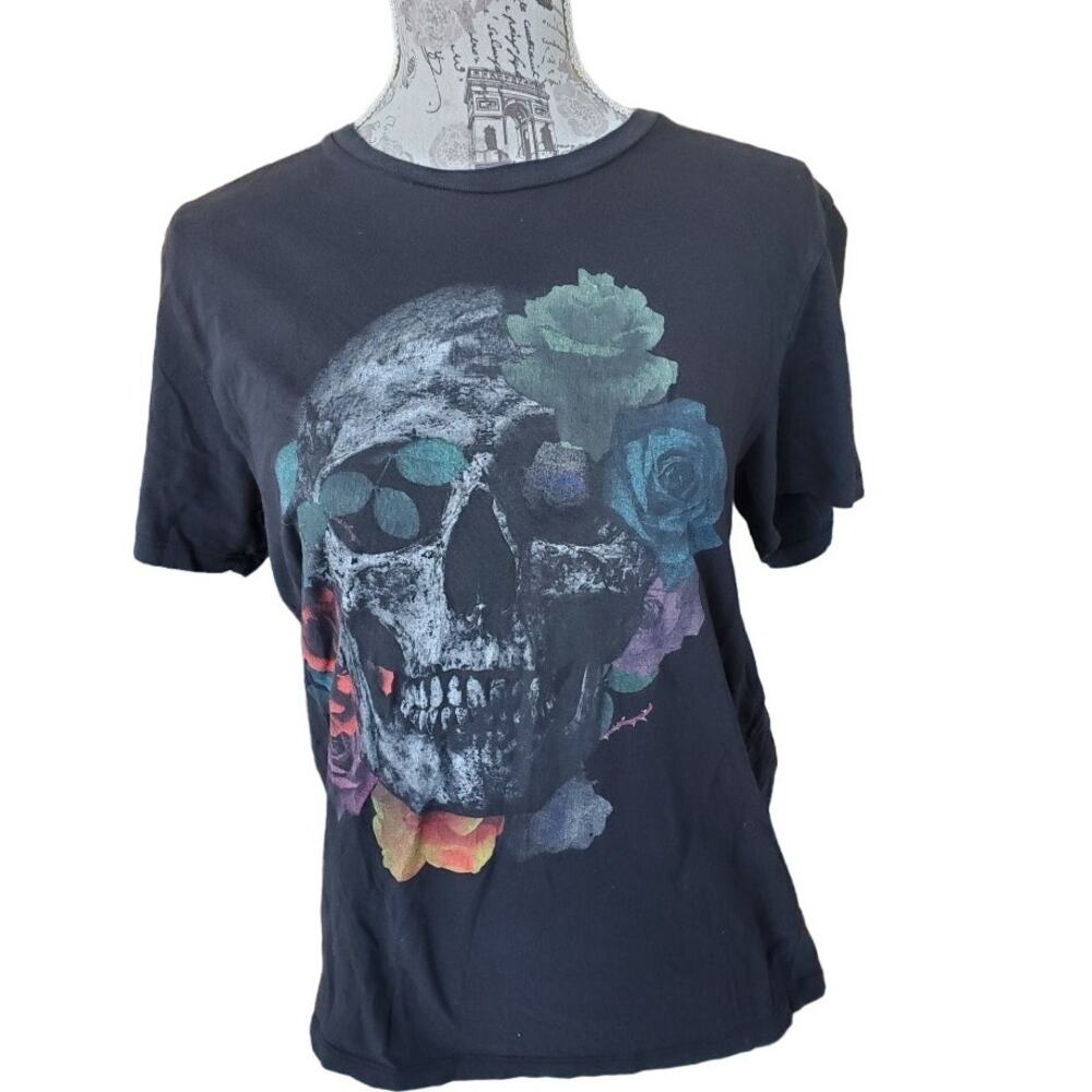 Guess mens graphic Skull  black tshirt size med.